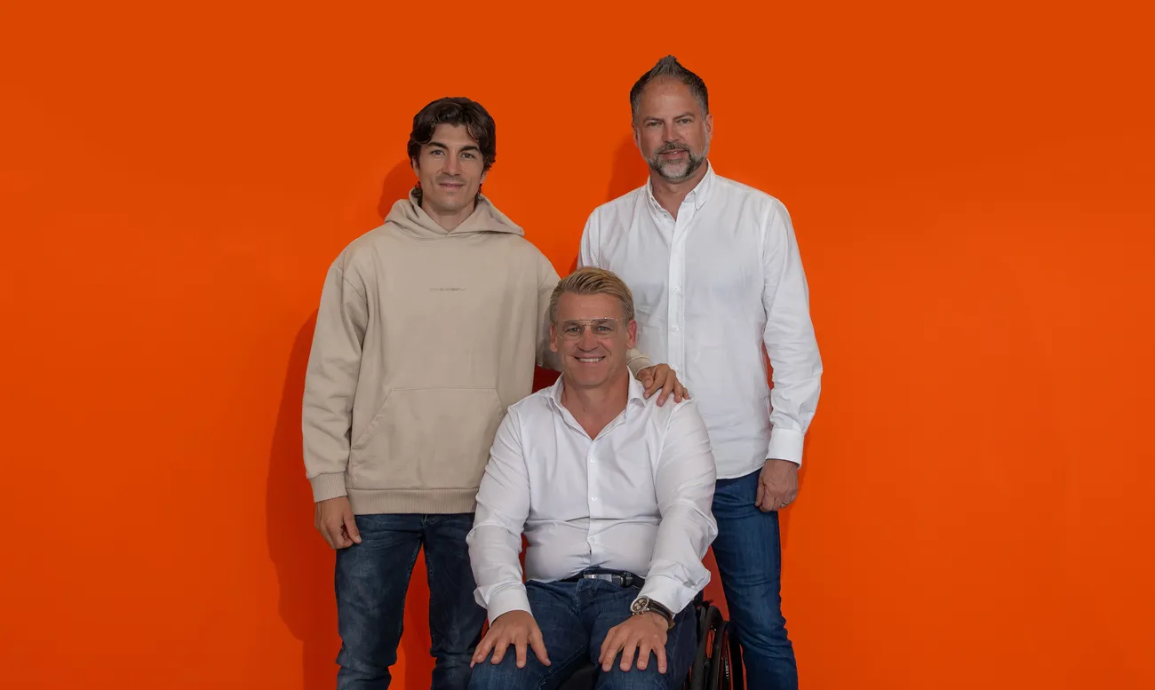 Red-Bull-KTM_Maverick-Vinales_2025_Signing_apexmoto.id_via_motogp